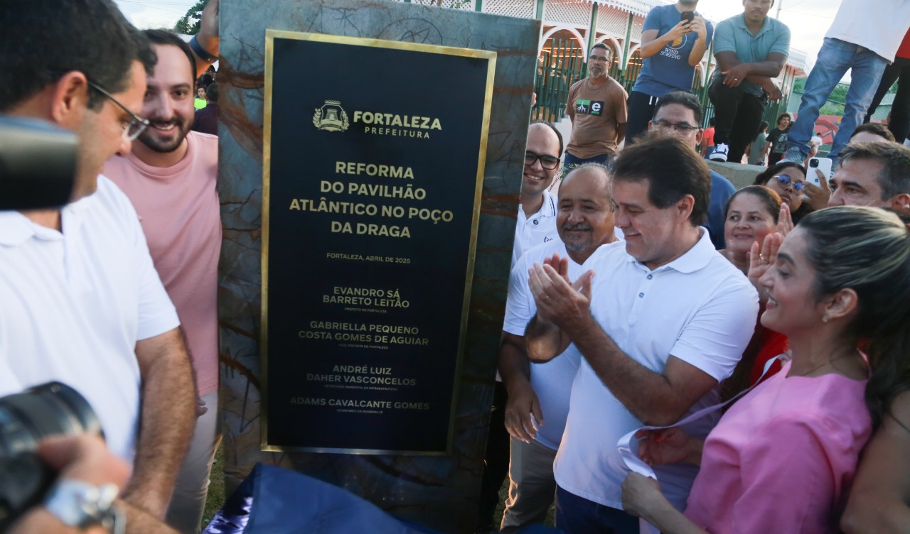 prefeito evandrodescerrando a placa de inauguraçãao do pavilhão atlântico